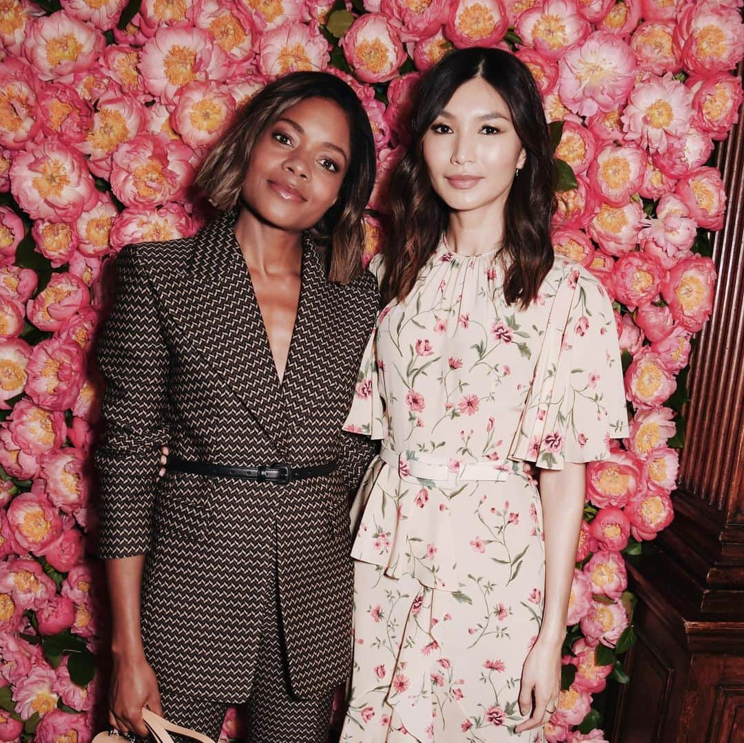 マイケルコースさんのインスタグラム写真 - (マイケルコースInstagram)「In full bloom: @NaomieHarris, @Gemma_Chan, @JourdanDunn, Gemma Arterton, Valeria Golino and @NicolettaRomanoff at last night’s Old Bond Street celebratory dinner. #KorsLondon #MichaelKorsCollection」5月11日 0時56分 - michaelkors