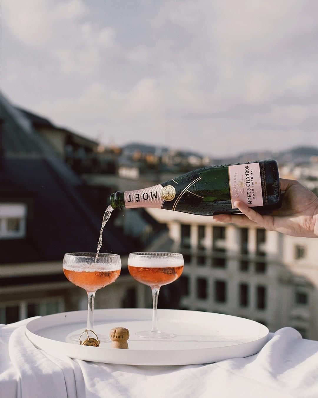 Moët & Chandon Officialさんのインスタグラム写真 - (Moët & Chandon OfficialInstagram)「When sunlit skyline matches perfectly after-work treats. Picture by @joanpala #MoetMoment #MoetRose #AfterWork #TGIF . This material is not intended to be viewed by persons under the legal alcohol drinking age or in countries with restrictions on advertising on alcoholic beverages. ENJOY MOET RESPONSIBLY」5月11日 1時00分 - moetchandon