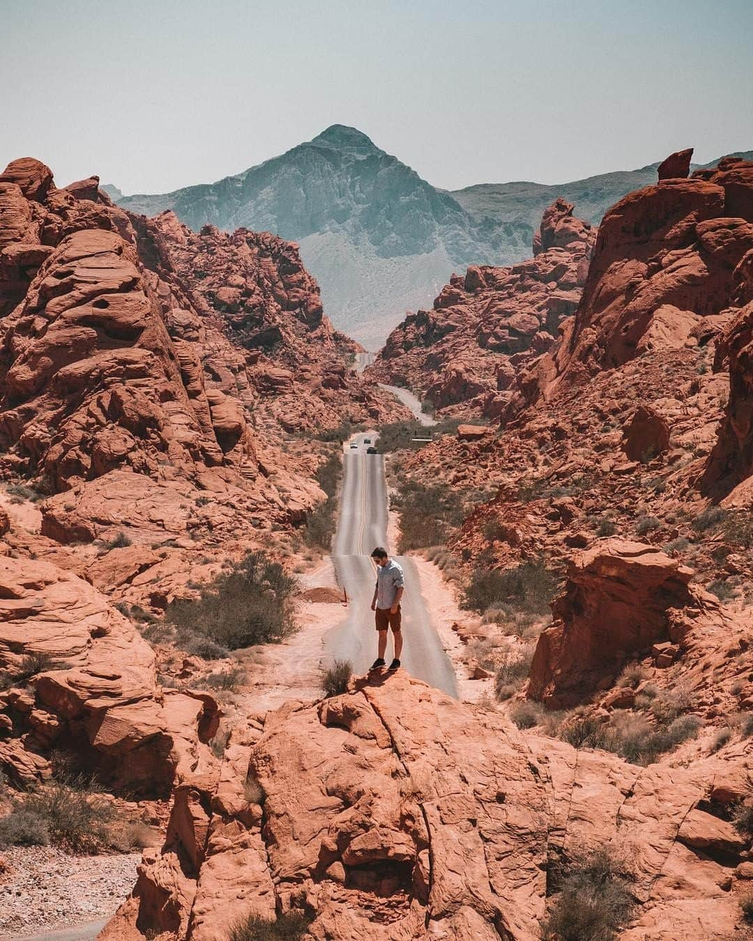 Visit The USAさんのインスタグラム写真 - (Visit The USAInstagram)「"Standing in heart of the @valley.of.fire ❤🔥 there is so much to explore in this park, but the heart of it was my favourite spot!" @bret.clay, that view is out of this world! 📸 @bret.clay」5月11日 1時00分 - visittheusa