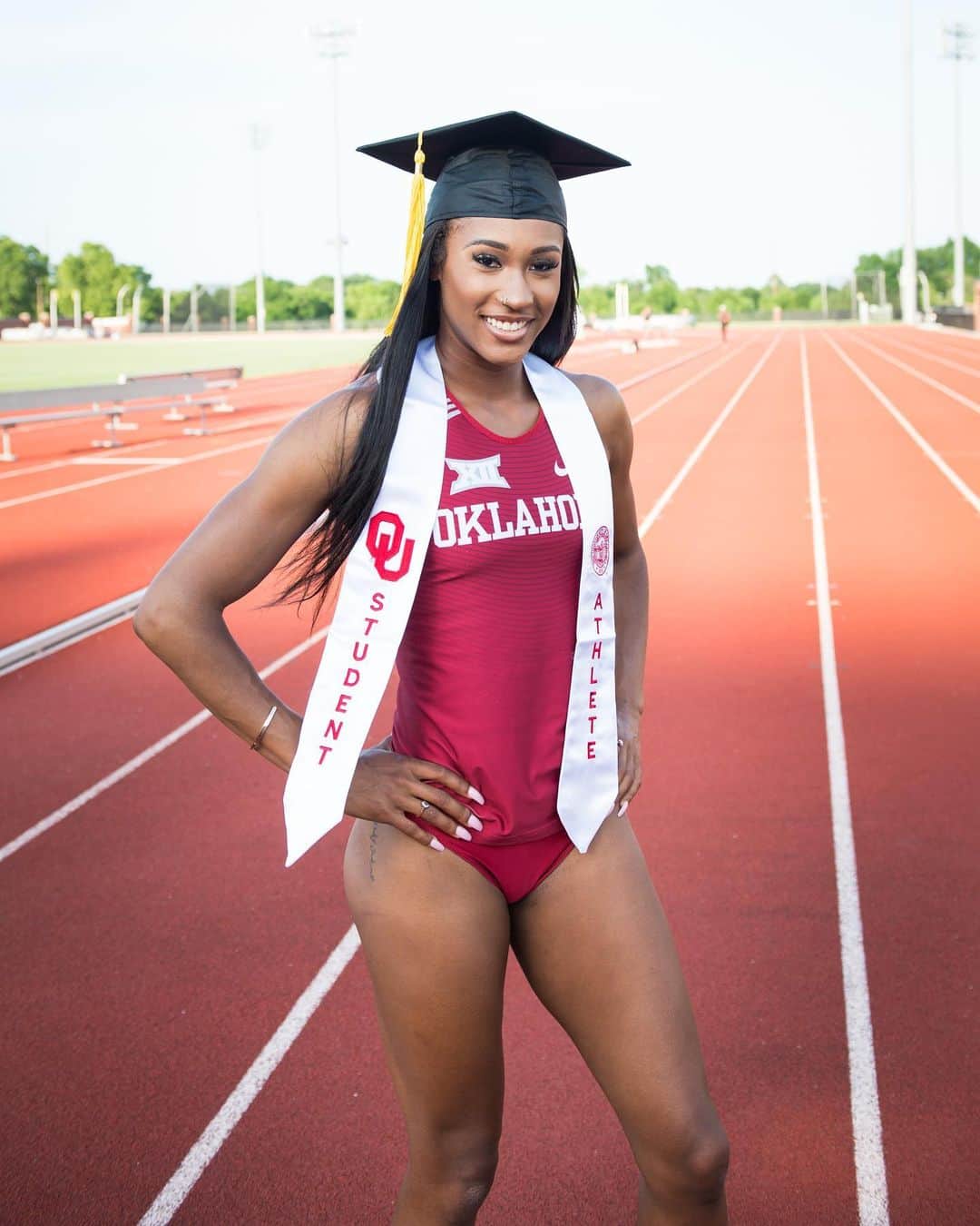 Leya BUCHANANさんのインスタグラム写真 - (Leya BUCHANANInstagram)「I’ve officially graduated from University of Oklahoma, and I’d like to thank the school & track and field team for giving me the chance to purse my athletic dreams while getting an education. I’ve made so many amazing friends the past couple years and made so many great memories. I’m so thankful to have grown into the person I am today and have learned so many new things about myself. I’m so blessed to have gone through this amazing experience.💛✨🎓⁣ ⁣ ⁣ ⁣ @ou_track @uofoklahoma」5月11日 1時00分 - leyabuchanan