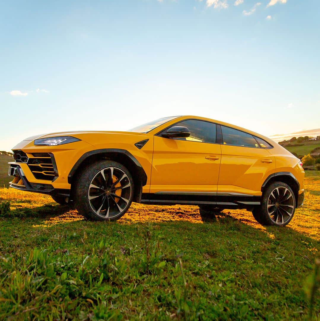 ランボルギーニのインスタグラム：「Pure personality can take you everywhere. Lamborghini Urus brought its off-road power to the groves of Auckland for its New Zealander dynamic debut.  #Lamborghini #Urus #SinceWeMadeItPossible #DrivingBeauty」