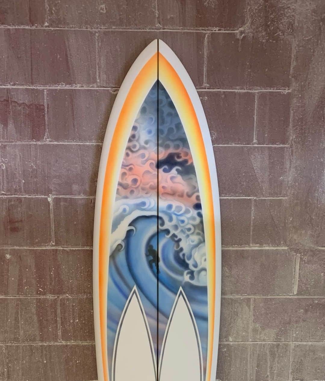 クラマー&スタウトさんのインスタグラム写真 - (クラマー&スタウトInstagram)「Mike is one talented guy.... • • • One of our surfboards in collaboration with @rozbernsurf for @wheels_and_waves • • • #fridayswithmike #kssurf #krammerstoudt #kscollab」5月11日 1時02分 - krammerstoudt