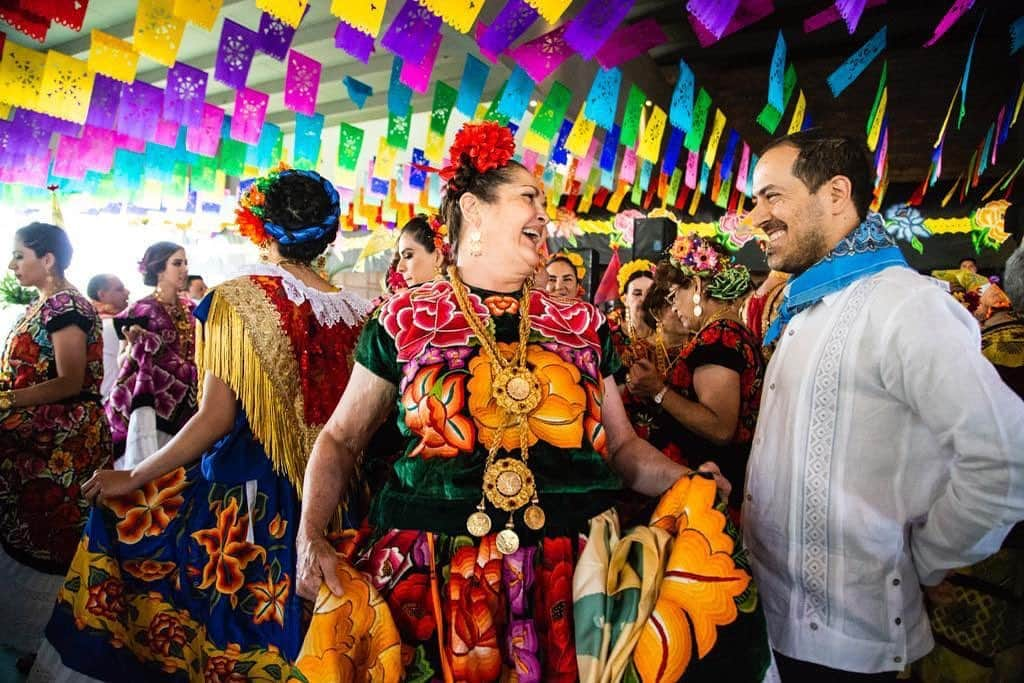 サルマ・ハエックさんのインスタグラム写真 - (サルマ・ハエックInstagram)「Felicidades a todas las Madres! My mother’s family always throws a party to celebrate the traditions from Oaxaca in the month of May! Happy Mother’s Day to all the countries that celebrate it today! #mothersday #mexico #traditions 📸 @lopezmendicuti」5月11日 1時03分 - salmahayek