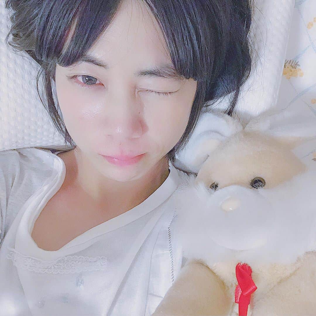 木村仁美のインスタグラム：「ナチュラグラッセにファンデを変えてお肌の調子が良い(^_-)🐰最近は、ファンデ&チークとリップと目尻ラインのみ。アイメイクはそんなにしない感じです🌷 . (鼻の下を虫？か何かに刺されて痒くて赤いけど気にしないゾ) . . . . . #japanesegirl #古着女子 #古着好き #ベッドルーム #自撮り部 #黒髪ショート #スキンケア #ヘルスケア #アトピーっ子 #ナチュラグラッセ #オーガニックコスメ #naturaglace #ファンデーション #敏感肌コスメ #太眉」