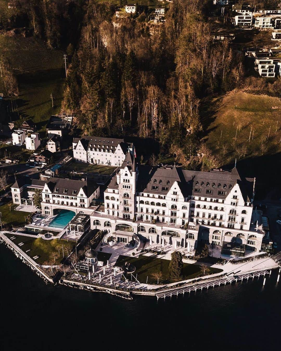 BEAUTIFUL HOTELSさんのインスタグラム写真 - (BEAUTIFUL HOTELSInstagram)「Close your eyes and imagine a deep blue abyss and a breathtaking mountain range. You're on majestic Lake Lucerne, at the foot of the Swiss Alps, floating in a heated pool, or sipping a glass of fine wine. Heaven 😍 Tag a loved one who needs this getaway! (📷: @withlai 📍: Park Hotel Vitznau, Switzerland)」5月11日 1時14分 - beautifulhotels