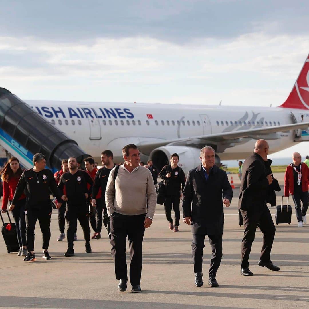 ガラタサライSKさんのインスタグラム写真 - (ガラタサライSKInstagram)「‪🛬 Aslanlarımız, resmi sponsorumuz @turkishairlines uçağıyla Trabzon'a iniş yaptı.‬」5月11日 1時10分 - galatasaray