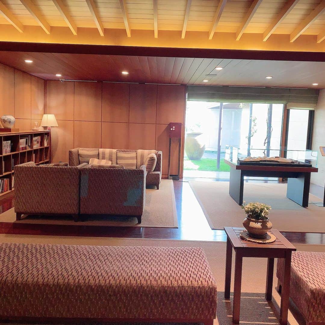 和泉佳子さんのインスタグラム写真 - (和泉佳子Instagram)「初めての済州島✈️ 今回の滞在は、PODO HOTELです💗 . 客室は、わずか26室のみの、スモールラグジュアリーなこのホテルは、世界的な建築家 伊丹潤氏の設計で、近代建築に韓国と日本の伝統様式や、石や木、土、水などの自然素材を取り入れ、済州島の雄大な自然に溶け込むような佇まいです✨ . お部屋もとても落ち着ける空間で、60平米のゆったりした広さで、バスルームもクローゼットも広々とし、お部屋には温泉が引かれているのも魅力です💕 . お部屋のテラスからの眺めも広々とし気持ち良い眺めで、朝、窓を開けると、澄んだ空気がまた清清しくて気持ち良いんです😌✨ . さらに、敷地内には、名門「PINX GOLF  CLUB」⛳️が併設されていたり、別棟のANEXには、天然温泉の大浴場♨️まであって、ゴルフと温泉が大好きな私には最高です💗💗💗 . 何より、ホテルのスタッフの皆さんが、親切でホスピタリティーに溢れていて、今回、このPODO HOTELを選んで本当に良かったです😌💕 . . #和泉佳子 #25ans #ヴァンサンカン #エレブロガー #済州島 #podohotel  #ポドホテル」5月11日 1時21分 - yoshiko_izumi