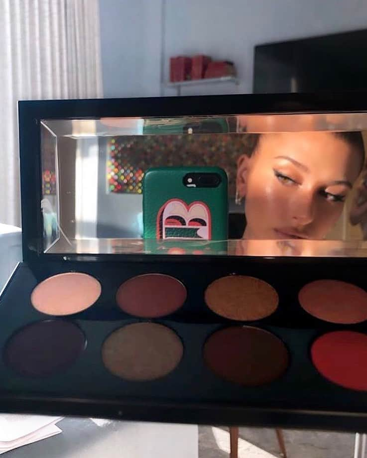 パット・マグラスさんのインスタグラム写真 - (パット・マグラスInstagram)「MIRROR, MIRROR...⚡️⚡️⚡️ FEAST YOUR EYES on the RAVISHING @haileybieber and the MOTHERSHIP V: Bronze Seduction Eye Palette while she gets ready with MAJOR #MUA @cgonzalezbeauty ⚡️⚡️⚡️ #TurnYourEyesOn TODAY at PATMcGRATH.COM.」5月11日 1時16分 - patmcgrathreal