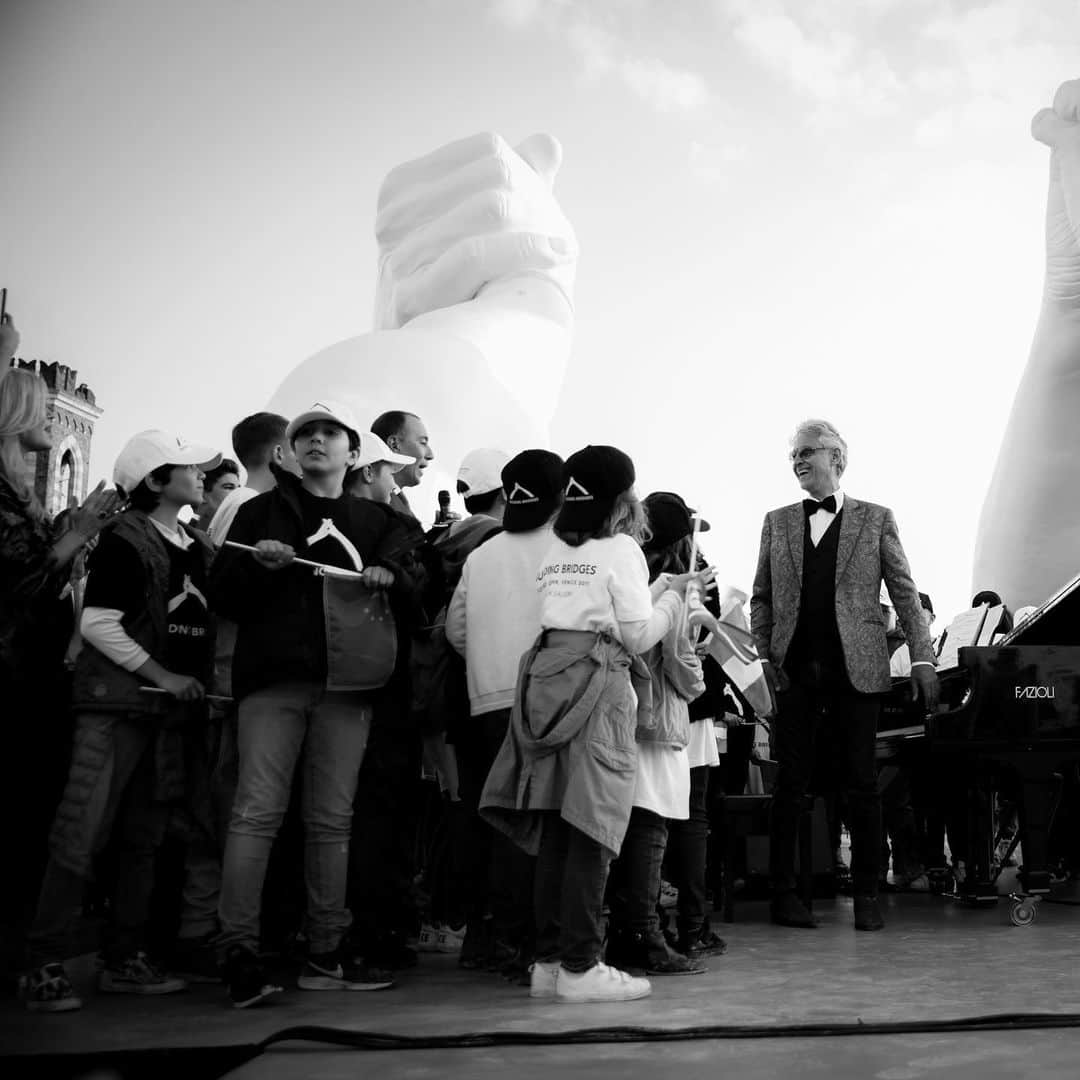 アンドレア・ボチェッリさんのインスタグラム写真 - (アンドレア・ボチェッリInstagram)「. Yesterday in #Venice, @labiennale pre-opening . @lorenzoquinnartist #buildingbridges . ph: Lorenzo Montanelli」5月11日 1時21分 - andreabocelliofficial