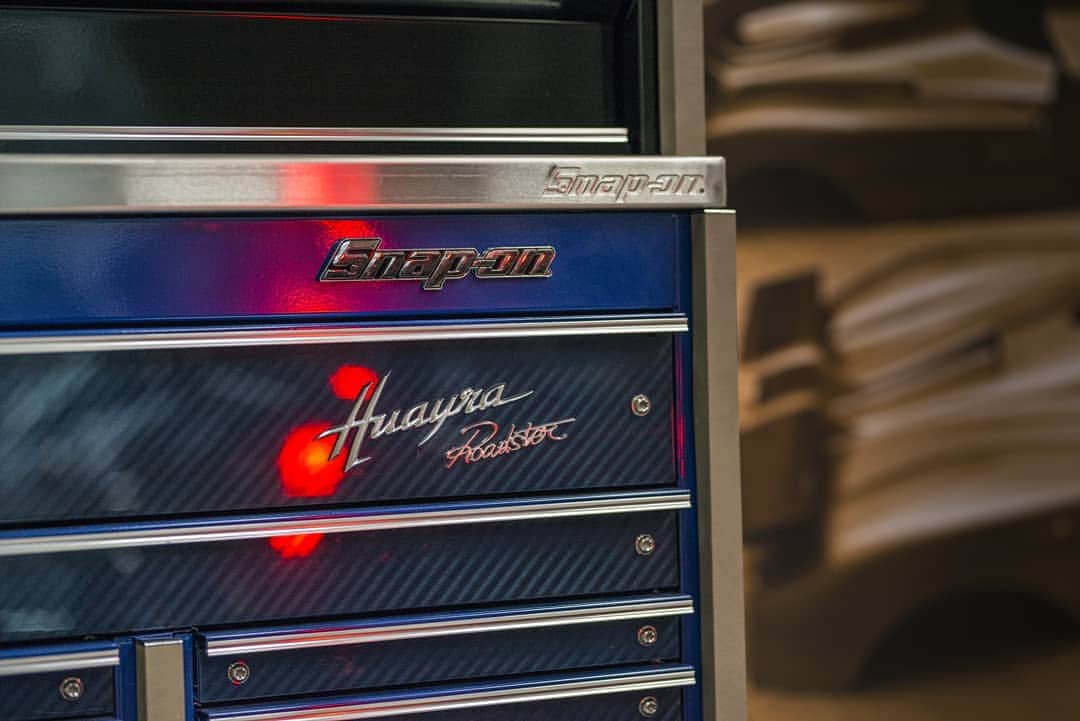 パガーニ・アウトモビリのインスタグラム：「Passion is greater when shared!  A close up of the exclusive #snapon toolbox, specially designed for Pagani Automobili. @snapon_official  #pagani #snapontools #huayra #huayraroadster」