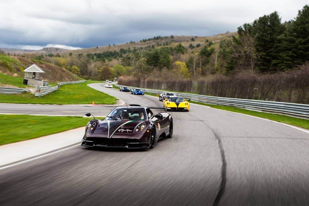 パガーニ・アウトモビリのインスタグラム：「Just awesome! This pic sums up what really matters to us: friendship and sharing the passion!  Thank you @millermotorcars and all our friends for such an unforgettable time together at the @limerockclub #pagani #huayra #huayrabc #huayraroadster #gyrfalcon @sparky18888 @vtm_theking_4」