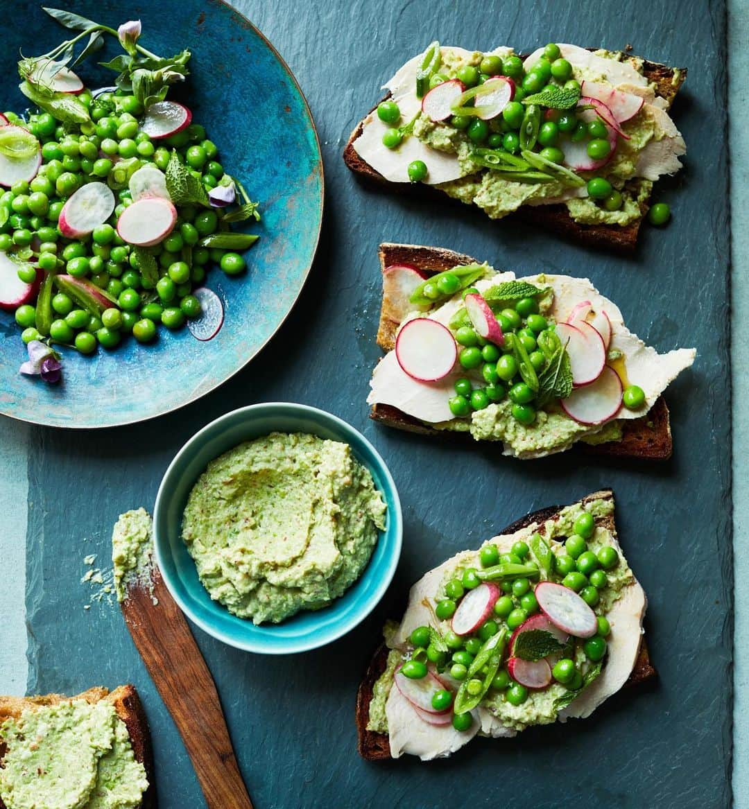 マーサ・スチュワートさんのインスタグラム写真 - (マーサ・スチュワートInstagram)「A taste of spring, these open-face sandwiches are fresh and hearty. 🌱 The base is a thick slice of crusty bread with delicate poached chicken and a creamy pea, almond, and ricotta spread. ✨ It's then topped off with English and sugar snap peas plus crisp radishes and cool mint. 🍃 Grab the recipe featured in our May issue at the link in bio. 👆🏼📷: @conpoulos | recipe by: @sarahcarey1」5月11日 1時31分 - marthastewart