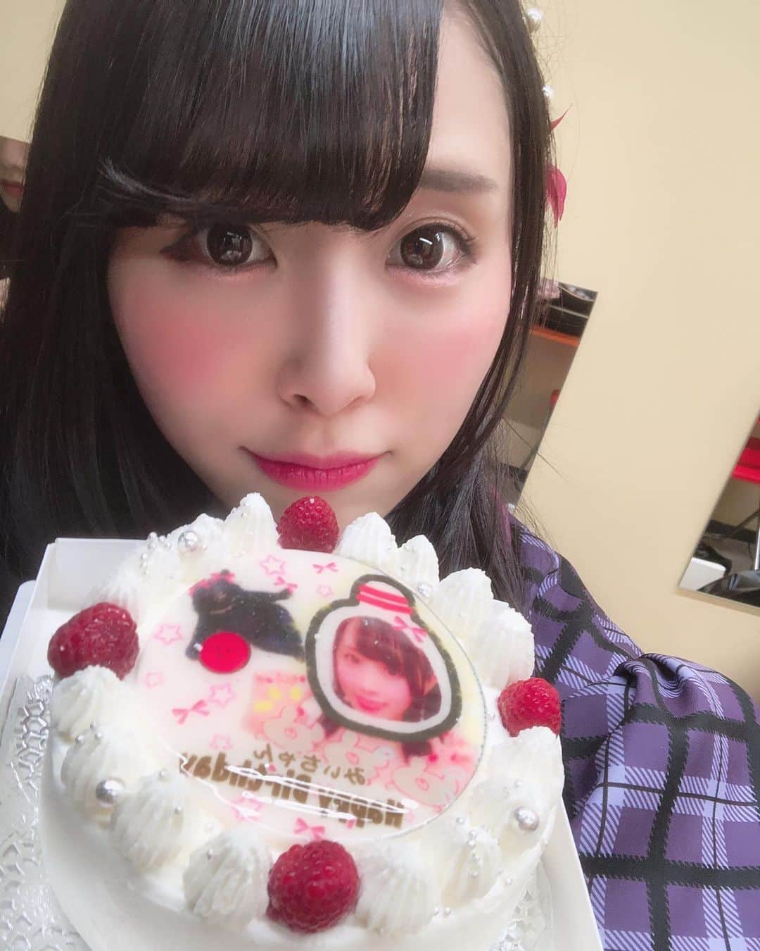 のインスタグラム：「おやくま🐻 . . 世界一幸せだった💗 わー💗写真のせたいのありすぎるけど順番に載せる💗 . . #おやすみ #goodnight #🌙 #おやくま #日々の出会いに感謝 #バクステ外神田一丁目 #いっちょめ #熊本美和 #miwakumamoto  #アイドル #idol #일본 #아이돌 #アイドルボウラー #Pリーガー #プロボウラーになりたい #instagood #followme #happybirthday #cake #ありがとう #新衣装 #共犯者 #すきぴ」