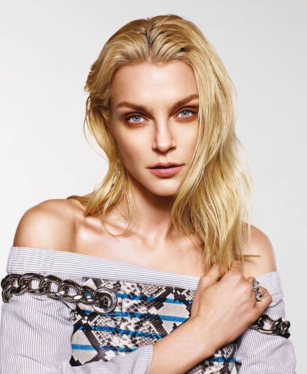 ジェシカ・スタムのインスタグラム：「You got me like... @harpersbazaarmx @bymatallana」