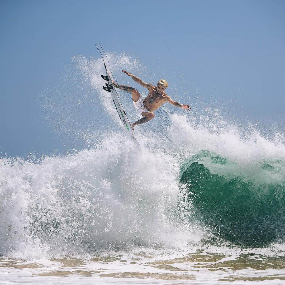 hurleyさんのインスタグラム写真 - (hurleyInstagram)「Built to fly. ⠀⠀⠀ Swipe to see the Phantom Hyperweave ‘Doom’ Board Shorts that @filipetoledo wore all throughout ‘In And Around Water.’ ⠀⠀⠀ With a flexible woven waistband, these are the most comfortable board shorts we’ve ever made. — Missed Episode 1 of ‘In and Around Water’? We got you. Link in bio. ⚡️」5月11日 1時26分 - hurley