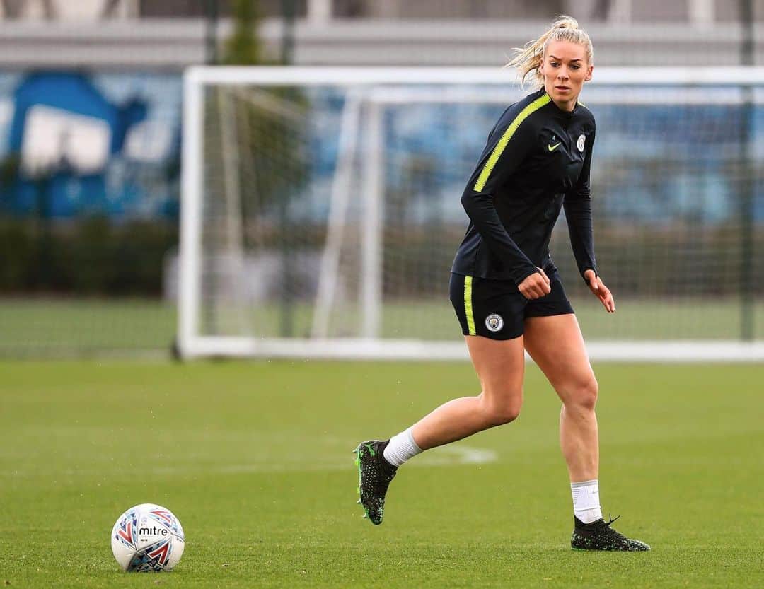 ジェンマ・ボナーのインスタグラム：「One more to go .. ⚽️」