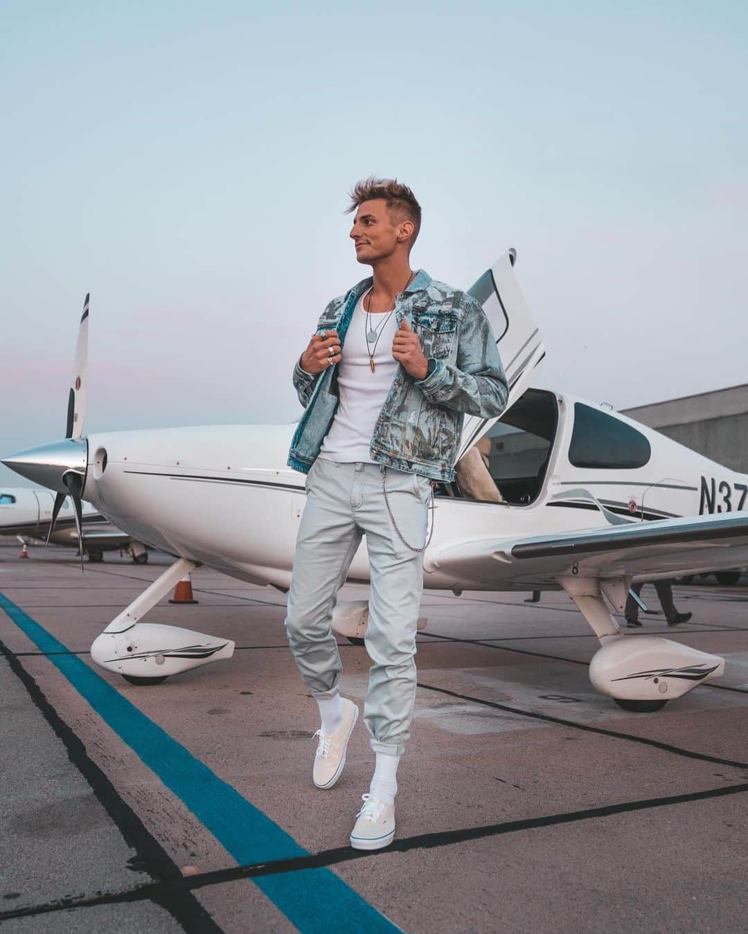 Mark Dohnerのインスタグラム：「catch flights, not feelings 😂✈️ if you could travel ANYWHERE, where would you go? 🛩 #travel」