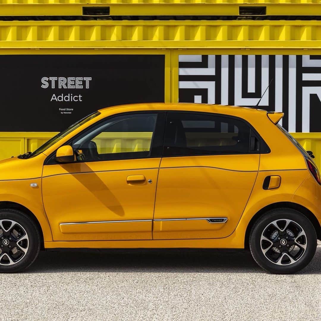 ルノーさんのインスタグラム写真 - (ルノーInstagram)「Intense and fruity 🥭, the brand-new Mango Yellow shade reflects the fun personality of our new #RenaultTWINGO!  #Renault #CarDesign #FrenchDesign」5月11日 1時35分 - renaultgroup