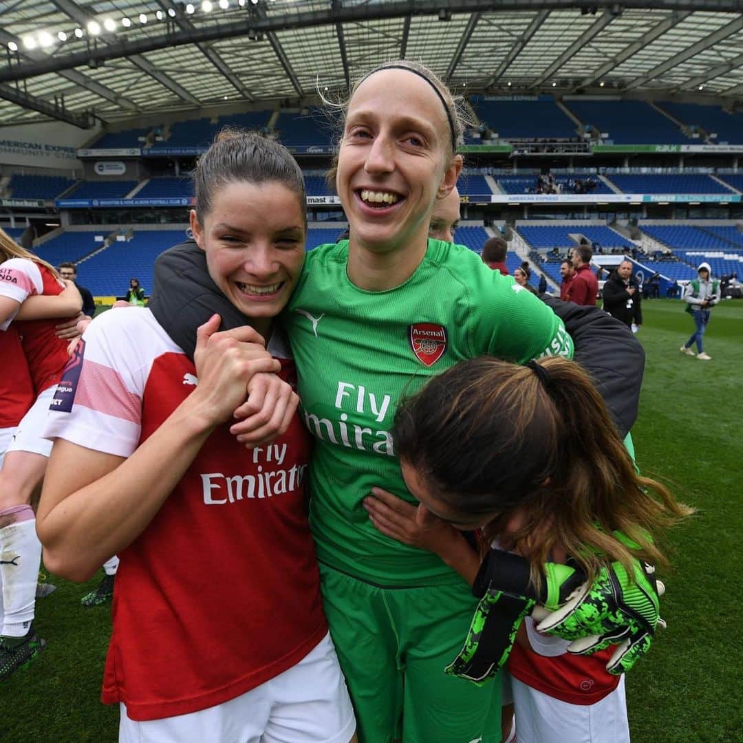 Arsenal Ladiesさんのインスタグラム写真 - (Arsenal LadiesInstagram)「Thank you for your dedication, professionalism and commitment, Dom and Sari ❤️ #AWFC #Arsenal #AFC」5月11日 1時38分 - arsenalwfc