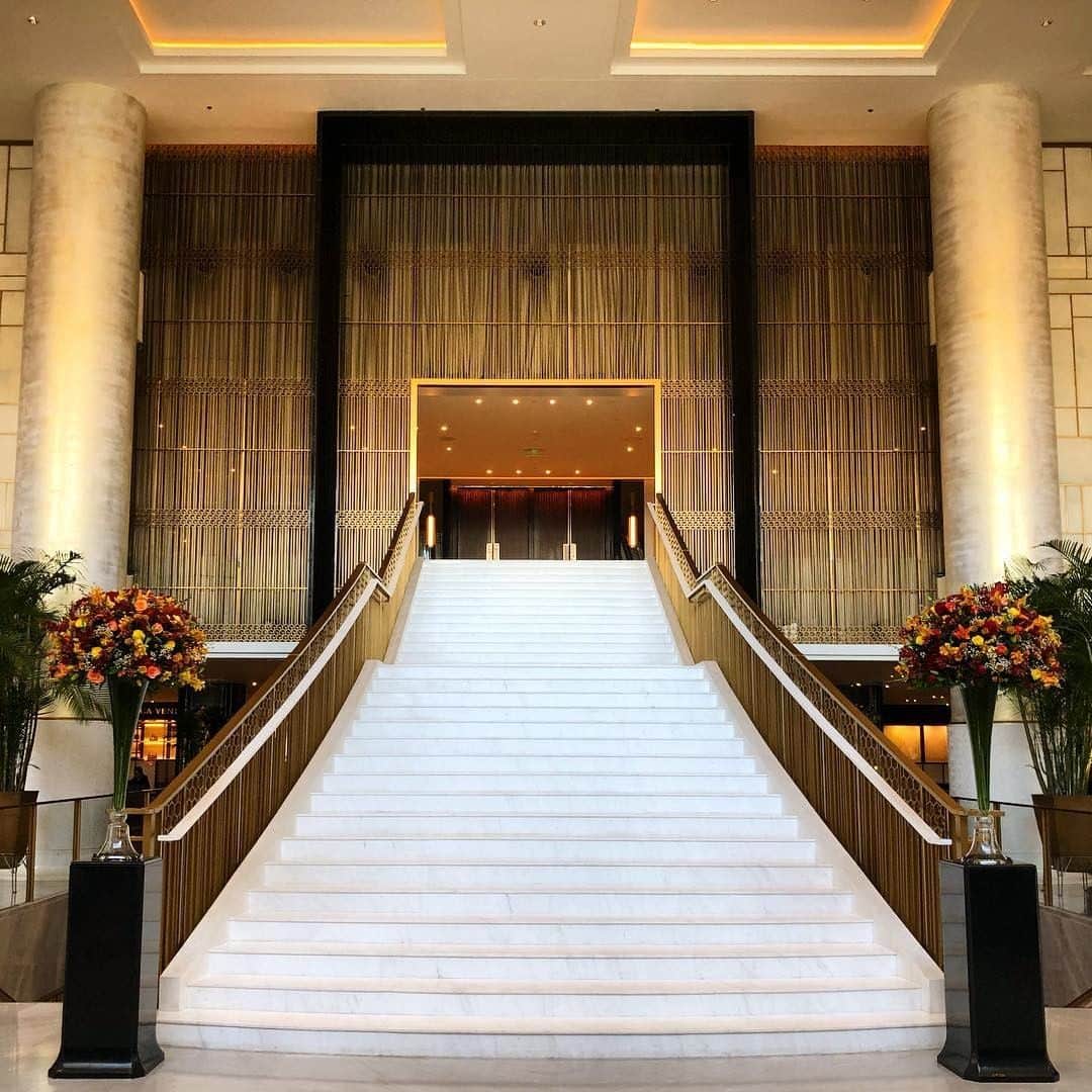 The Peninsula Hotelsさんのインスタグラム写真 - (The Peninsula HotelsInstagram)「@edenforyourworld captures the splendour of @thepeninsulabeijing’s sweeping staircase. Perfect for making a grand entrance! . . . . . . . . #peninsulahotels #luxuryhotels #luxuryhotelexperience #luxurytravel #travel #beautifuldestinations #welltraveled #traveldiaries #jetset #jetsetter #hotel #hotellife」5月11日 1時47分 - peninsulahotels