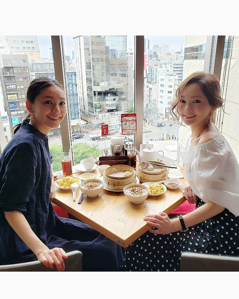 佐藤純さんのインスタグラム写真 - (佐藤純Instagram)「ナオちゃんとお買い物&ランチ❤️ ADOREからこの春に誕生した @lephil_official へ。  どれもこれも可愛くて二人でいろいろ試着😁(笑)  写真1枚目の袖のレースがポイントのブラウスとピンクスカートにしたよ。  ピンクスカート！ツボだわ～😍 ブラウスにも合うし、4枚目のように白Tで合わせても可愛い。  写真2枚目のピンク×ピンクの組み合わせも可愛かったー！  ナオちゃんは、1枚目のブラウス&パンツに。  アトレ恵比寿　5/20(月) 玉川高島屋　　5/28(火)　まで期間限定でPOP  UP  STORE 開催中です。  お買い物の後は、ランチ😊  楽しくて時間があっという間に過ぎちゃうんだよね～💕 #lephil_offical #lephil #adore #ルフィレ #アドーア #恵比寿アトレ #玉川高島屋 #fashion  #スカート #ピンクスカート #ブラウス #Tシャツ #白T #お買い物 #ランチ #ママ#ママモデル#モデル #mama #mamamodel #model」5月11日 1時46分 - junsatoidea