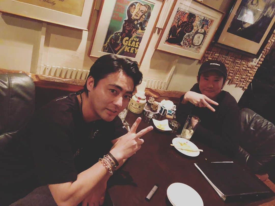 山田孝之さんのインスタグラム写真 - (山田孝之Instagram)「共に一つの作品を生み出した友と会い、企画の話ではなくただただ雑談をするという大切な時間。二人でも、心は一つ。」5月11日 1時57分 - takayukiyamadaphoto