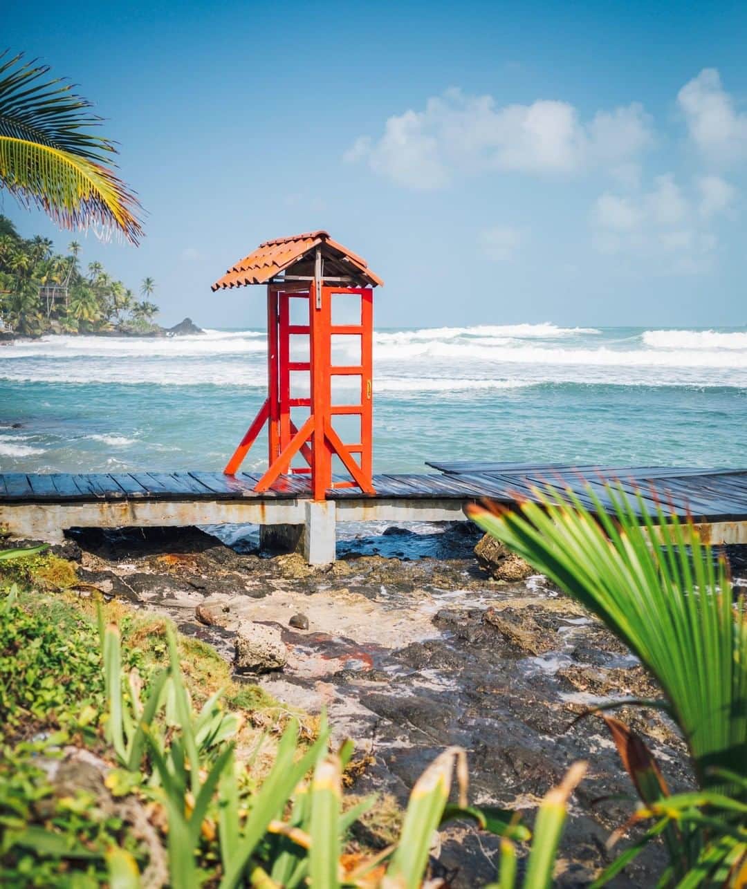 Lonely Planetさんのインスタグラム写真 - (Lonely PlanetInstagram)「This weekend's #lpinstatakeover comes from #lpPathfinders member and blogger @timdavhen, who will be sharing shots from his recent trip to #Panama (one of our top #BestinTravel destinations for 2019). – 'This door is located on Isla Grande, Colon. A different sunny island for each day of the year – that definitely sounds attractive!' – @timdavhen. -- Stay tuned this weekend for more of Tim's photos!」5月11日 2時00分 - lonelyplanet