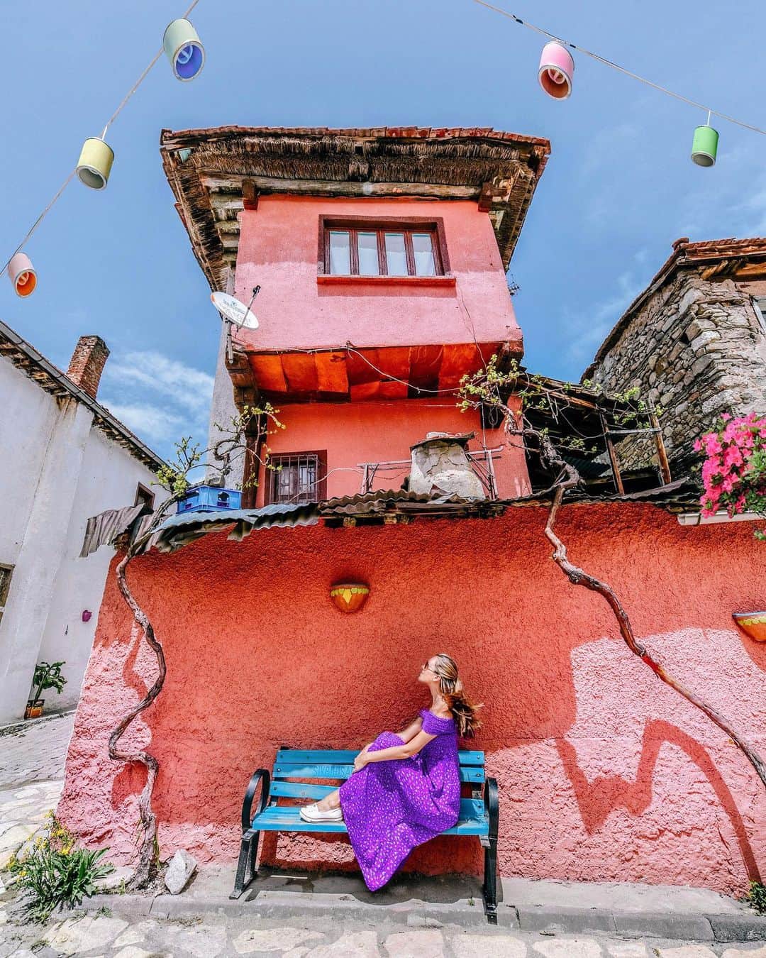 Izkizのインスタグラム：「I found the cutest pink house in Sivrihisar! 🏡 We has a great day here exploring the colourful streets, an old Armenian Church, the mosque which was built in 1275 and we ate a delicious homemade Turkish lunch 😋 #VisitSivrihisar #Eskişehir #Pessinus #GoddessCybele #MagnaMater #CenterOfTheWorld #NasrettinHoca #NasreddinHodja」