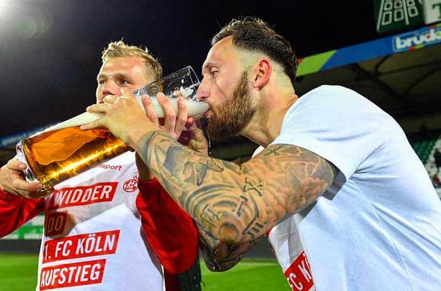 マルコ・ヘーガーのインスタグラム：「Kölsche jecke sin widder do 🐐🔴⚪️@fckoeln  #kölsch #jeck #return #bundesliga #aufstieg #party #positivevibes #blessed #proud #team #together #inked #mh6 #liebedeinestadt」