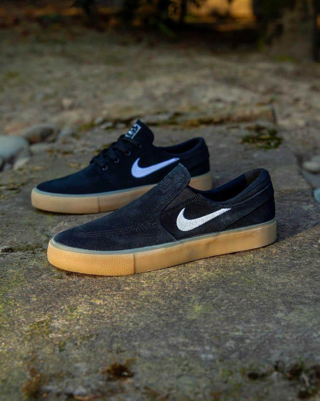 Nike Skateboardingさんのインスタグラム写真 - (Nike SkateboardingInstagram)「Classic look. Remastered feel. And now in black and gum.  The Zoom Janoski Remastered Slip and Laced are out now in skate shops and NikeSB.com.  Feel the difference at your local Nike SB retailer.  Tap to learn more.  #nikesb #janoski #10yearsofjanoski」5月11日 2時15分 - nikesb