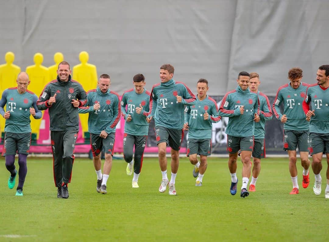 トーマス・ミュラーのインスタグラム：「Warm-Up before #RBLFCB - we are hungry for 🏵🏆 #fcbayern #packmas #bundesliga #esmuellert #miasanmia #thomasmüller」