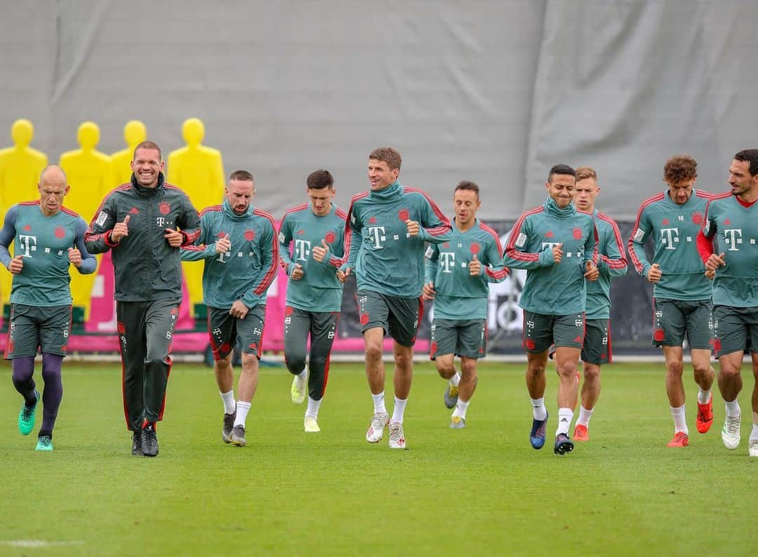 トーマス・ミュラーさんのインスタグラム写真 - (トーマス・ミュラーInstagram)「Warm-Up before #RBLFCB - we are hungry for 🏵🏆 #fcbayern #packmas #bundesliga #esmuellert #miasanmia #thomasmüller」5月11日 2時18分 - esmuellert