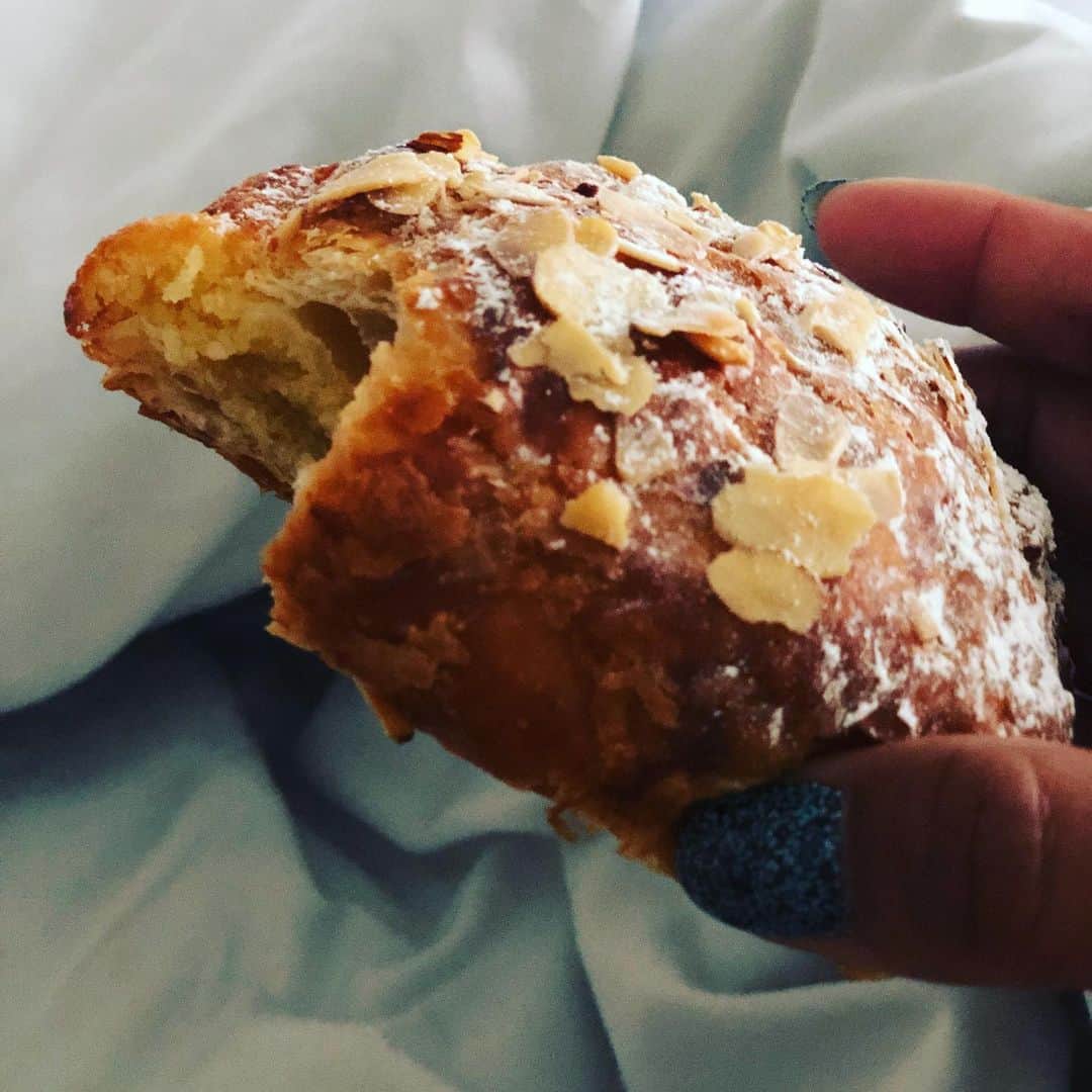ケリスのインスタグラム：「Tiny pleasures, I'm a sucker for an almond croissant 🥐. What is something you love , nothing big . But the little things you do for yourself that bring you that tiny secret little glimmer of joy that's just for you ? ;) this Friday this delicious morsel is mine」
