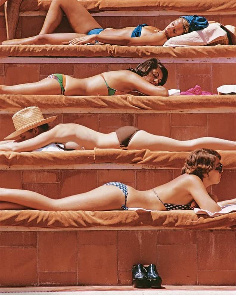Meganさんのインスタグラム写真 - (MeganInstagram)「C’est le weekend ☀️ ETERNAL SUNSHINE Sunbathers at a hotel in Capri, Italy, 1980 〰 Slim Aarons #slimaarons #capri #sunbathers」5月11日 2時28分 - zanzan_domus