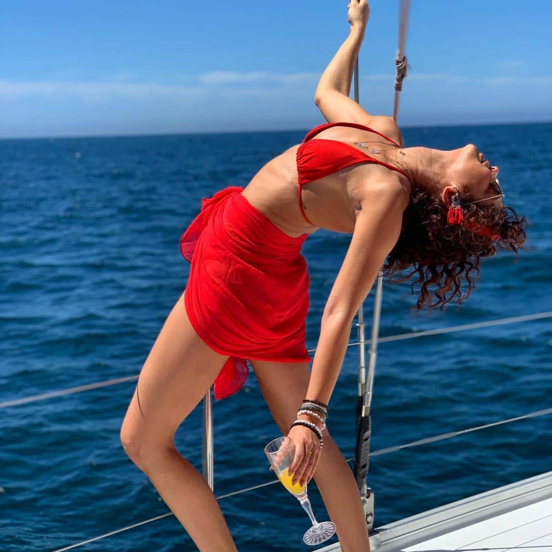 サラ・ハイランドさんのインスタグラム写真 - (サラ・ハイランドInstagram)「Actual candid of me on a boat performing “I Won’t Say (I’m in Love)” from Hercules.  #downndaugherty  @grandvelascabos #myvelasexperience」5月11日 2時29分 - sarahhyland
