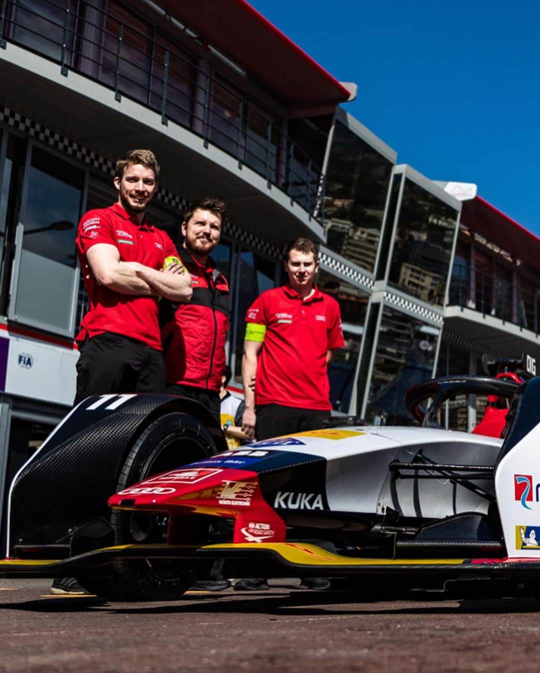 ルーカス・ディ・グラッシさんのインスタグラム写真 - (ルーカス・ディ・グラッシInstagram)「Track walk done ✅ Engineer talk ✅ Amazing crew ✅ LETS RACE 🏆」5月11日 2時43分 - lucasdigrassi