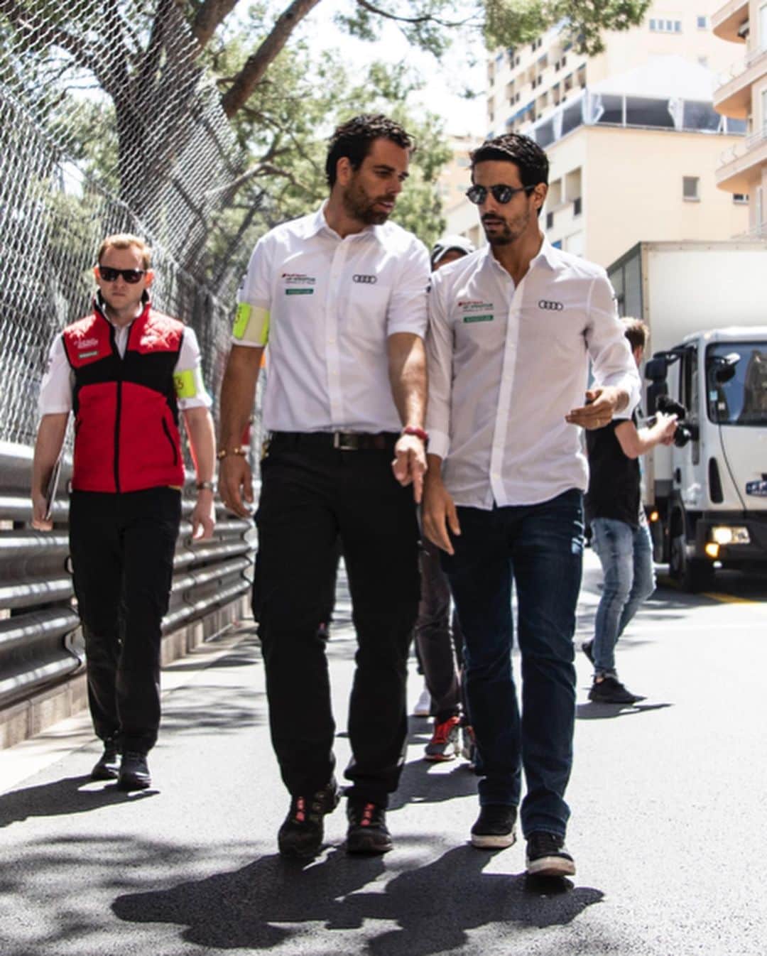 ルーカス・ディ・グラッシさんのインスタグラム写真 - (ルーカス・ディ・グラッシInstagram)「Track walk done ✅ Engineer talk ✅ Amazing crew ✅ LETS RACE 🏆」5月11日 2時43分 - lucasdigrassi