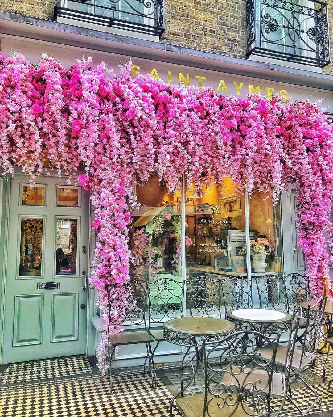 のインスタグラム：「Have a nice weekend, when it comes🌸🥰🙋‍♀️ #london #seydauk」