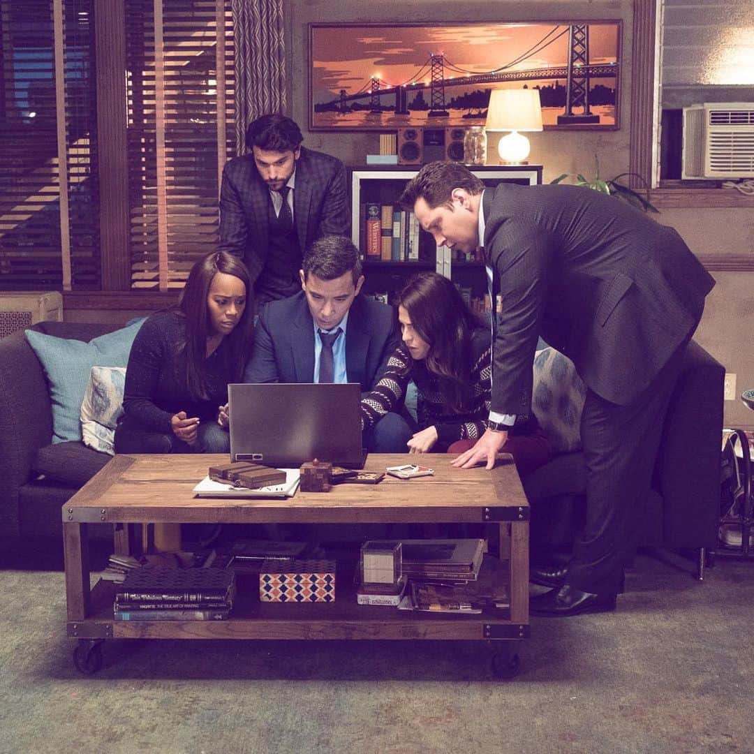 アジャ・ナオミ・キングのインスタグラム：「It’s Happening!!! Season 6!!! Another year of doing the thing I love with the people (These Beautiful People) that I LOVE ❤️ ❤️❤️ #HTGAWM」