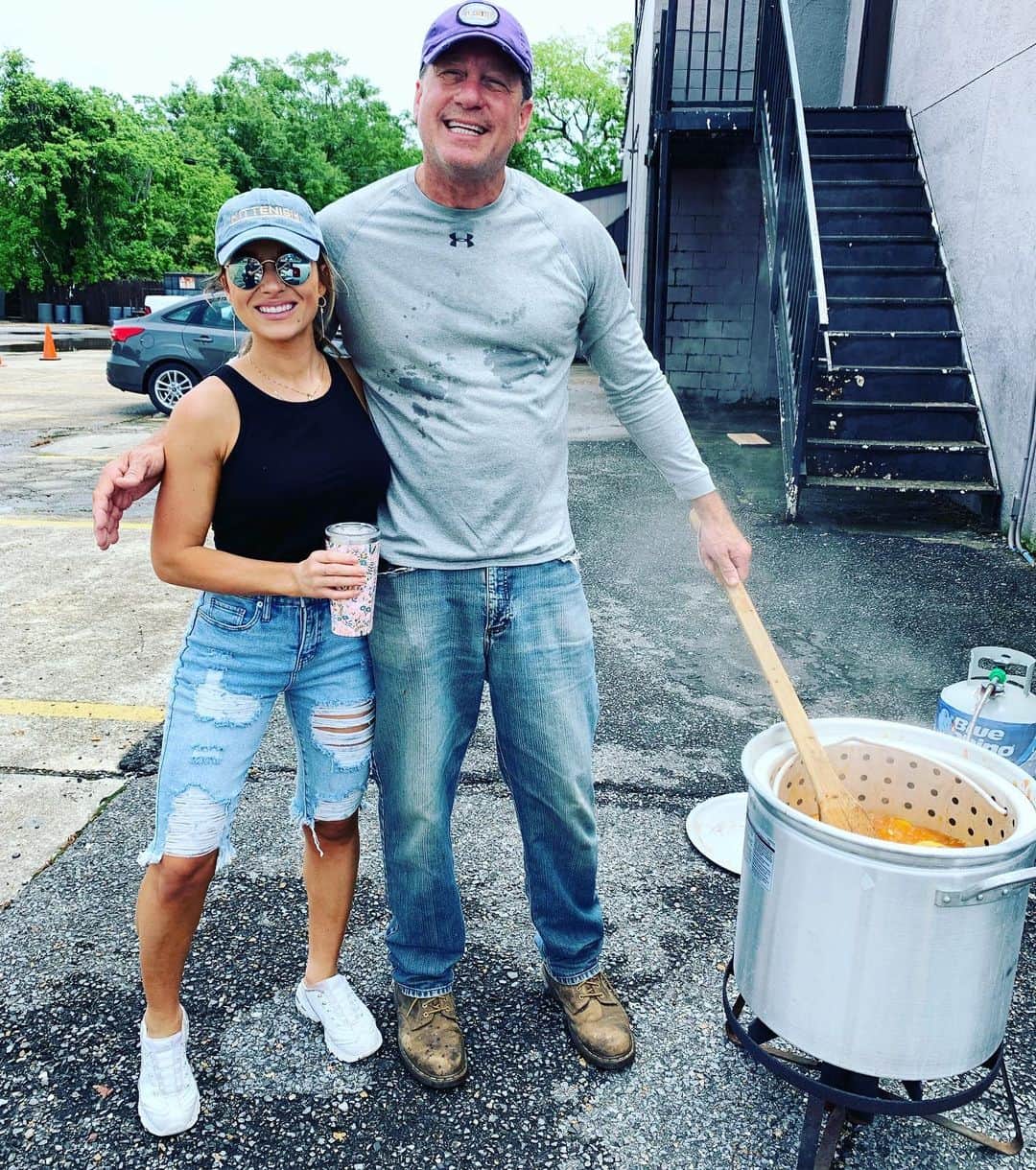 Jessie Jamesさんのインスタグラム写真 - (Jessie JamesInstagram)「Louisiana girl (my mamas hometown) 🙌🏽 crawfish boil w/ uncle joe in a parking lot in a truck bed. Well hell yes.」5月11日 2時53分 - jessiejamesdecker