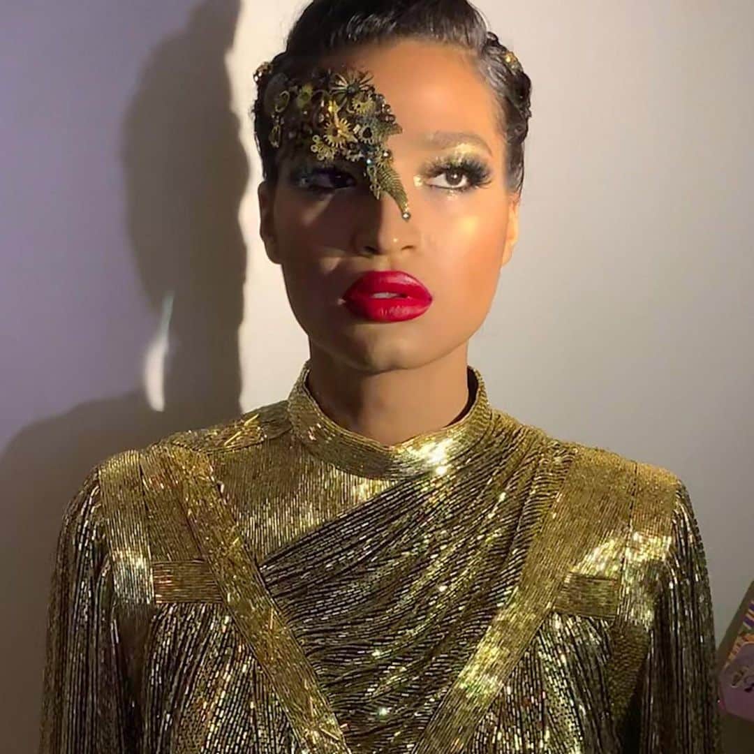 Vogue Beautyさんのインスタグラム写真 - (Vogue BeautyInstagram)「For her first #MetGala experience this past Monday, Pose star @indyamoore went for fashion gold—quite literally.  Tap the link in our bio to see how she prepped for her shining moment. Photo by @iancogneato」5月11日 2時53分 - voguebeauty