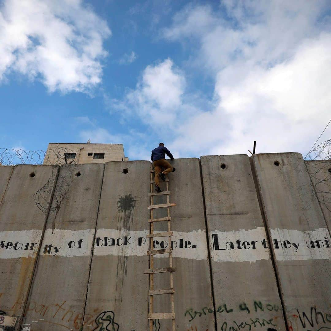 NBC Newsさんのインスタグラム写真 - (NBC NewsInstagram)「A Palenstinian man uses a ladder to climb over a section of the Israeli barrier as he tries to make his way to attend the first Friday prayers of the holy fasting month of #Ramadan. . 📷 Mohamad Torokman / @reuters」5月11日 3時03分 - nbcnews