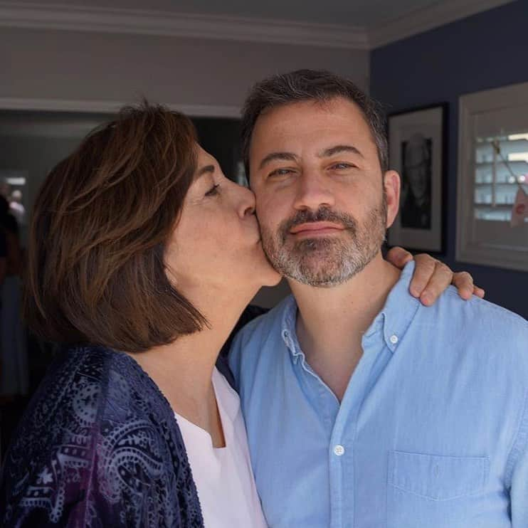 ジミー・キンメルさんのインスタグラム写真 - (ジミー・キンメルInstagram)「Give back on Mother’s Day by joining the #YMCKissCampaign. Challenge your friends to share their kiss with Mom to help kiss children’s mental health issues goodbye. Donate $5 at kisscampaign.com」5月11日 3時04分 - jimmykimmel