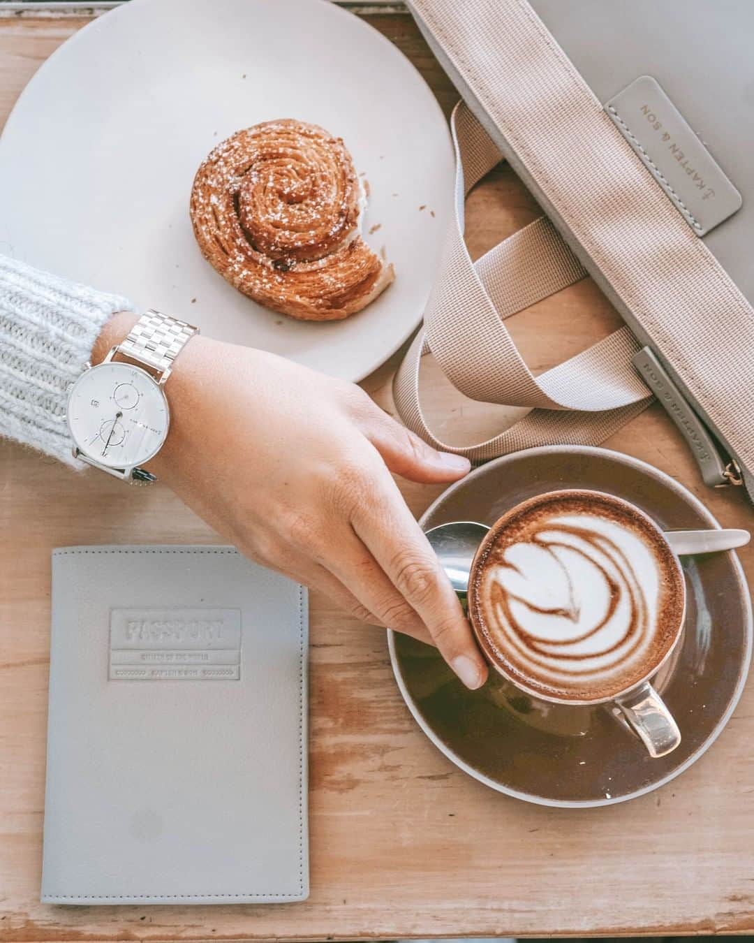 Kapten & Sonさんのインスタグラム写真 - (Kapten & SonInstagram)「'I can't espresso how much you bean to me.' ☕Start the weekend right, Kaptens! @julescecilia wears our beautiful silver Chrono and is in best company of our Umea in Sand Grey. #bekapten #kaptenandson⁣⠀ .⁣⠀ .⁣⠀ .⁣⠀ #springvibes #backpacks #coffeetime #watches #ootd #potd #fashionblogger #instagood #instadaily #instagood #inspiration⠀」5月11日 3時15分 - kaptenandson