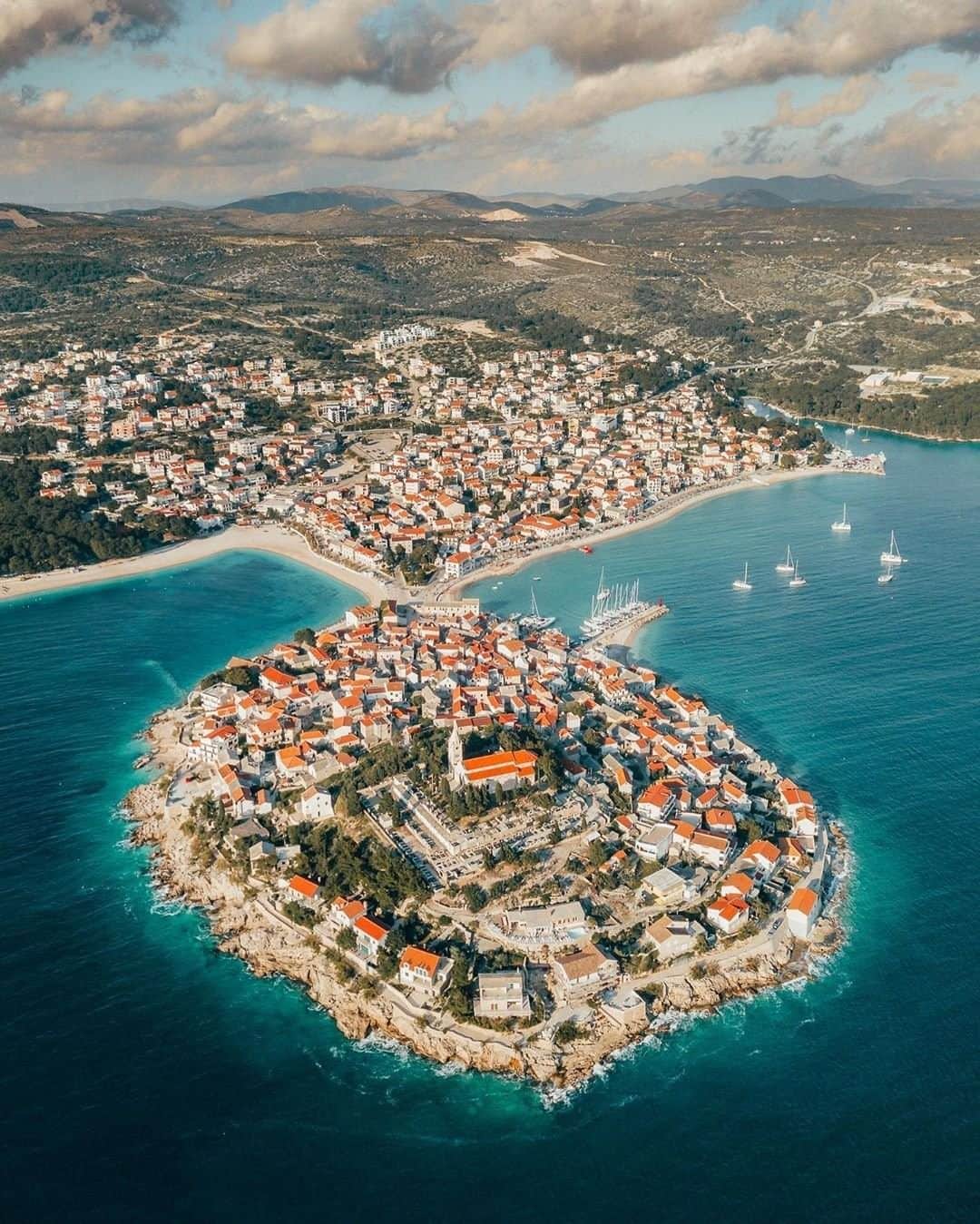 Travel + Leisureさんのインスタグラム写真 - (Travel + LeisureInstagram)「Travel to Croatia offers the chance to explore the Adriatic Coast 🙌 Get our travel guide to the country at the link in bio. #tlpicks courtesy of @wonguy974」5月11日 3時15分 - travelandleisure