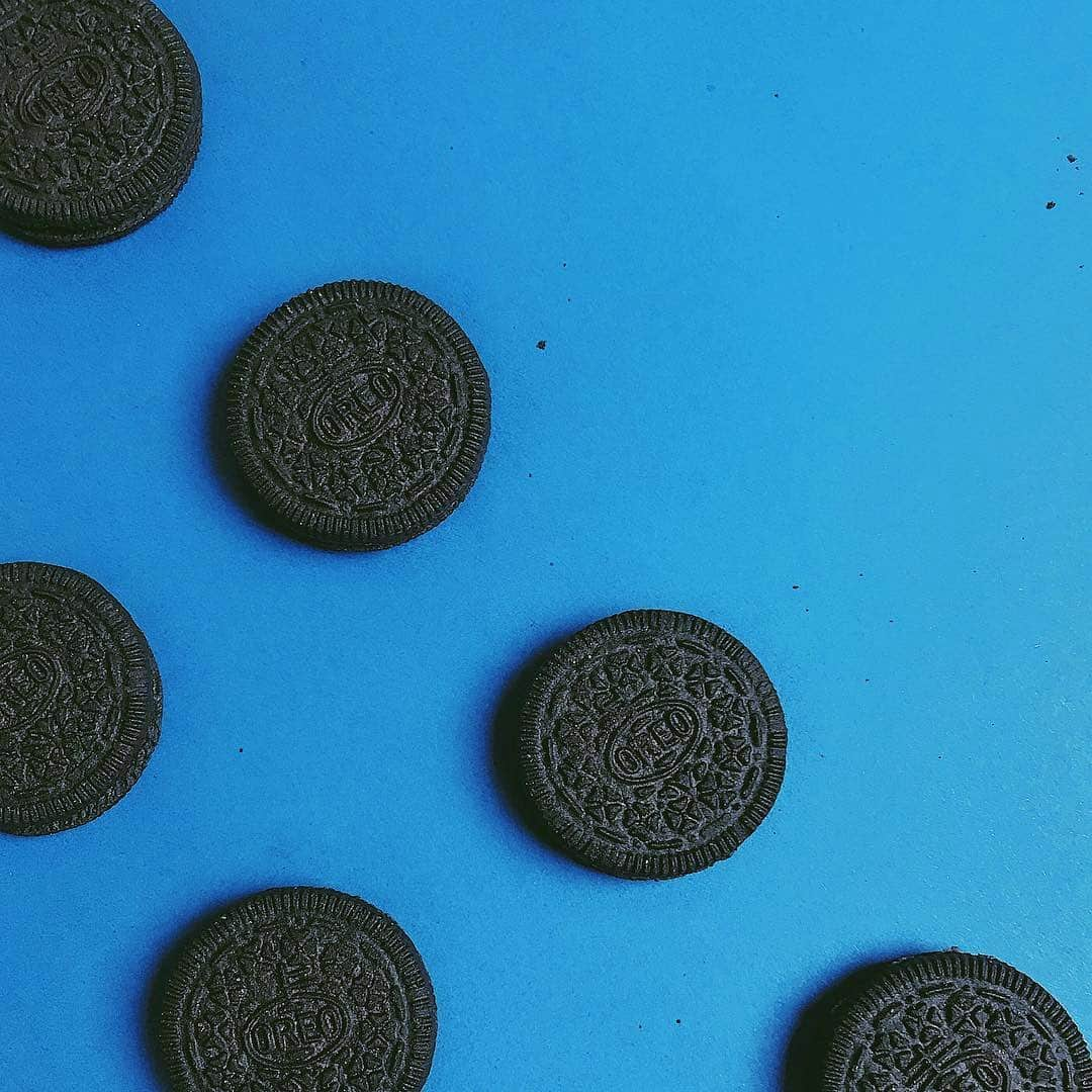 OREOさんのインスタグラム写真 - (OREOInstagram)「Polka dots — now available in a dunkable format. 📷: @max_morshchuk」5月11日 3時14分 - oreo