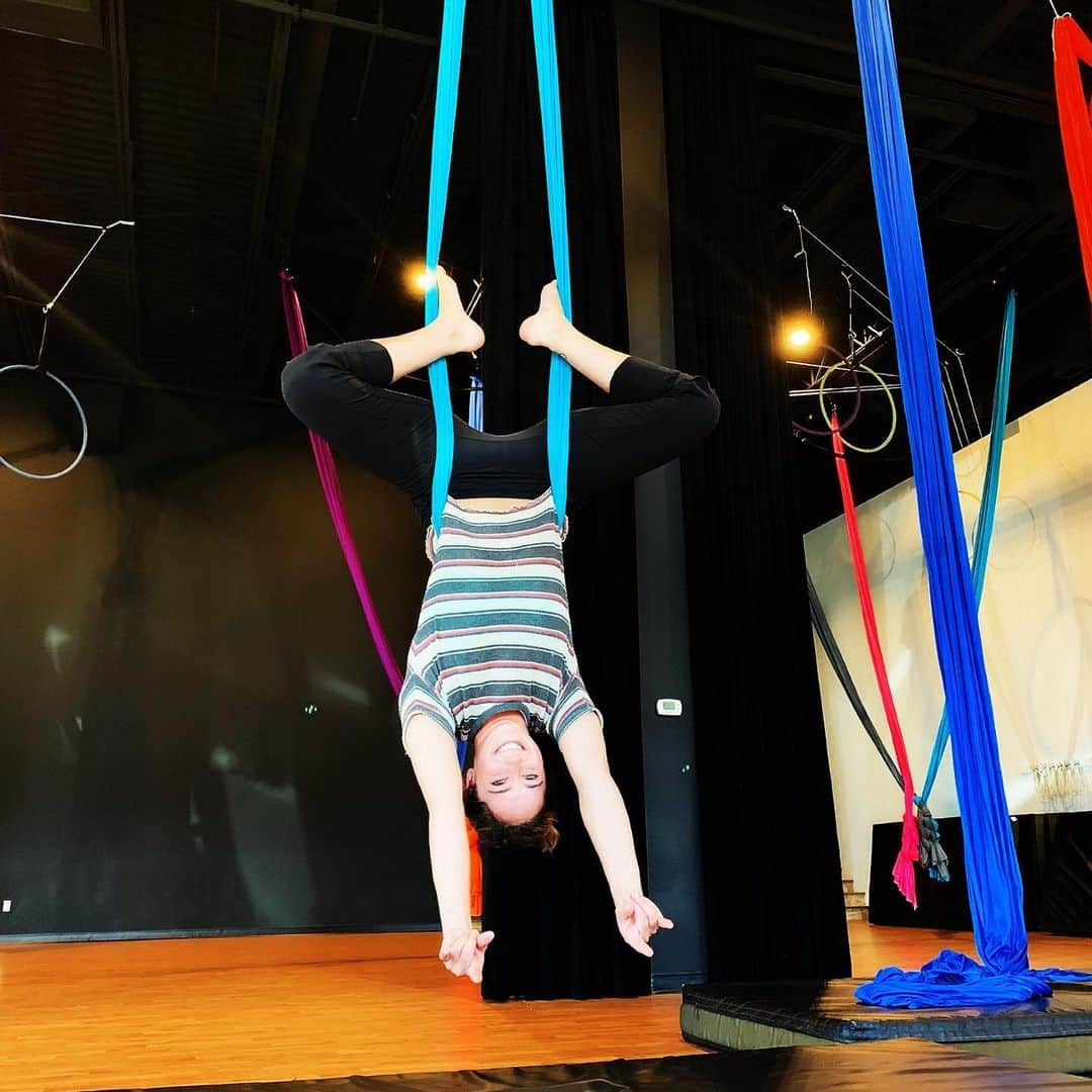 ケイトリン・オズモンドさんのインスタグラム写真 - (ケイトリン・オズモンドInstagram)「It’s becoming a yearly tradition playing with silks at @flystudiosyxe ! Having so much fun with @meaganduhamel (who keeps saying I’m more talented, I’m not.  I could get into the positions and get completely tangled in silks. Not exactly good at the dismount) #acrobatics #tourdition #imgoingtobesore」5月11日 3時23分 - kaetkiss