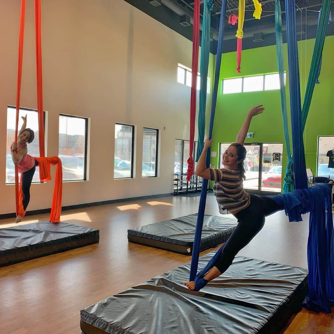 ケイトリン・オズモンドさんのインスタグラム写真 - (ケイトリン・オズモンドInstagram)「It’s becoming a yearly tradition playing with silks at @flystudiosyxe ! Having so much fun with @meaganduhamel (who keeps saying I’m more talented, I’m not.  I could get into the positions and get completely tangled in silks. Not exactly good at the dismount) #acrobatics #tourdition #imgoingtobesore」5月11日 3時23分 - kaetkiss