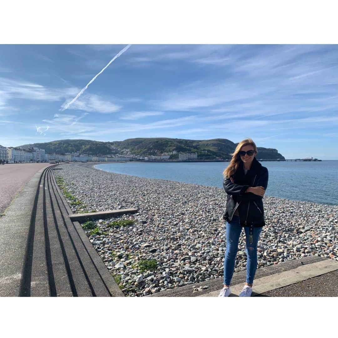 キャサリン・ジェンキンスさんのインスタグラム写真 - (キャサリン・ジェンキンスInstagram)「So happy to be back in beautiful North Wales! No filter needed - it really does look this good. Nearly show time - anyone know a good fish and chip shop for after the performance?!」5月11日 3時21分 - katherinejenkinsobe