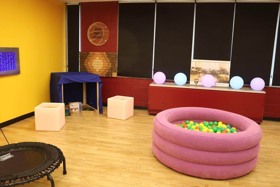 キャブスさんのインスタグラム写真 - (キャブスInstagram)「Today we’re teaming up with @sherwinwilliams to unveil a new Sensory Room at Clara E. Westropp Elementary for students with sensory sensitivities!  With colorful bean bag chairs, eye catching bubble walls, a trampoline, swing and sensory wall, students will be able to utilize a more positive and effective space at their school. #CavsCare」5月11日 3時25分 - cavs